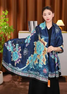 Model met een elegante zijden sjaal in Chinese stijl met blauwe pioenrozen