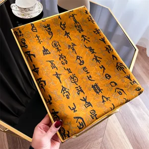 Detailopname van Chinese zijden sjaal met zwart kalligrafiepatroon