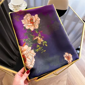 Detailweergave van luxe paarse zijden sjaal met draak schubben textuur en bloemenprint decor.