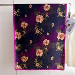 Detailopname van een luxe zijden sjaal met een motief van drakenschubben en pioenroosbloemen