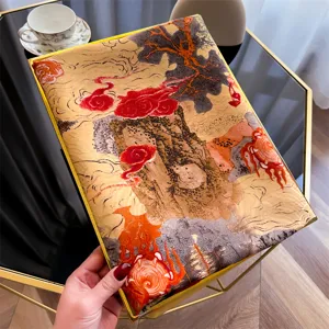 Gedetailleerd vooraanzicht van een vintage zijden sjaal met drakenpatroon en goud.