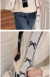 Gros plan d'une écharpe étroite en tricot de style coréen avec des motifs de nœuds.