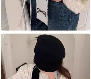 Gros plan d'une écharpe en maille réversible étroite avec un motif de nœud noir délicat.