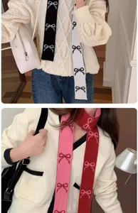 Gros plan sur une écharpe en tricot étroite avec un motif de nœud élégant en couleurs