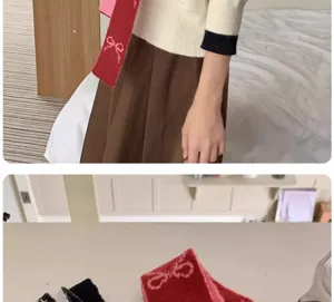 Vue détaillée de l'écharpe en tricot rouge étroite réversible avec motif nœud mignon