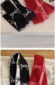 Détail d'une écharpe en tricot réversible avec motifs de nœuds mignons