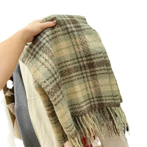 Klassischer grüner Karoschal für Damen mit weichen Fransen und zeitlosem Winterlook