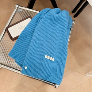 Macro-opname van blauwe gebreide wollen sjaal met label en knoopdetail