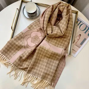 Elegante sciarpa pied-de-poule rosa e marrone con grande motivo a fiore di camelia