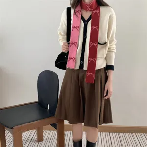 Écharpe fine réversible de style coréen avec des motifs de nœuds rouges élégants