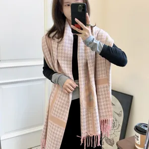 Sciarpa morbida tipo cashmere con motivo pied de poule rosa e camelia con nappe