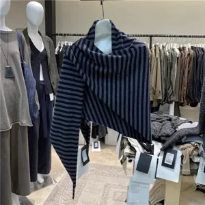 Detailansicht des eleganten Falls eines gestreiften Dreieckstuchs aus 100% Wolle.