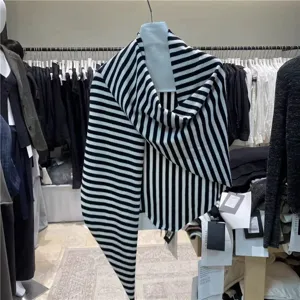 Detailansicht eines schwarz-weiß gestreiften Dreiecksschals aus 100% Wolle für Damen