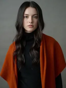 Nahaufnahme eines eleganten 100% reinen Woll-Dreieckstuchs in Orange für Damen-Wintermode