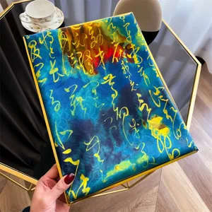 Detailweergave van een luxe zijden sjaal met drakenschubpatroon en artistieke kalligrafie