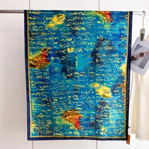 Gedetailleerde weergave van blauwe zijden sjaal met gouden kalligrafie en drakenpatronen.