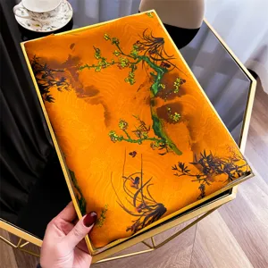 Close-up van retro Chinese stijl oranje zijden sjaal met elegante bloemen- en bamboepatronen