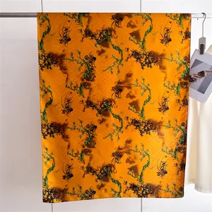 Detail van vintage Chinese zijden sjaal met drakenschubben en bloemmotieven