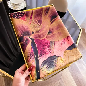 Vintage zijden sjaal met bloemendraakpatroon in elegante gouden lijst