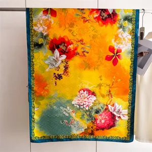 Detail van een vintage Chinese zijden sjaal met bloemenprint en drakenschubben