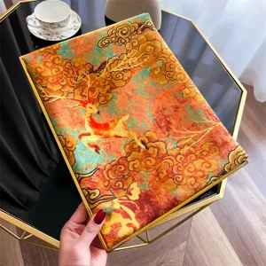 Detailweergave van een zijden sjaal in retrostijl met gouden hert- en wolkenpatronen
