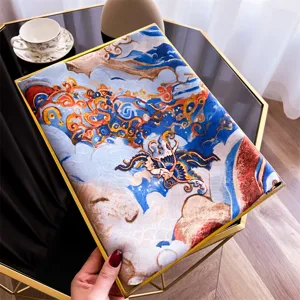Detailweergave van retro Chinese zijden sjaal met draakschubben en feniks-patroon.