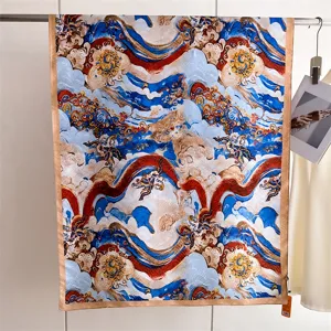 Gedetailleerd overzicht van een zijden sjaal in vintage Chinese stijl met drakenpatroon.
