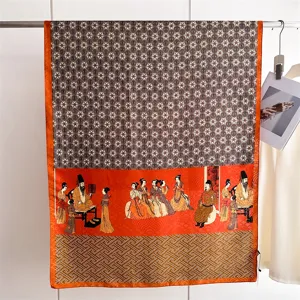 Detailopname van een vintage zijden sjaal in Chinese stijl met draakschubben en figuren