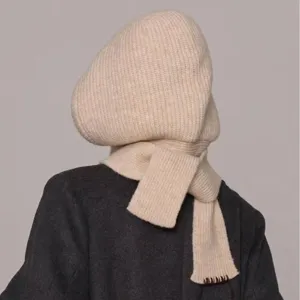 Pasamontañas balaclava beige de punto con bufanda integrada para el calor en el invierno