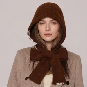 Pasamontañas de punto marrón para mujer con bufanda integrada para el calor invernal