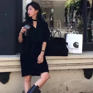 Vue lifestyle d'un tour de cou en tricot noir porté par un mannequin en ville