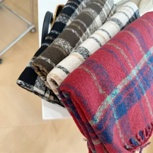 Gros plan détaillé d'écharpes rétro à carreaux en imitation cachemire aux tons chauds