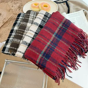 Écharpes à carreaux rouges rétro d'hiver avec pompons en imitation cachemire