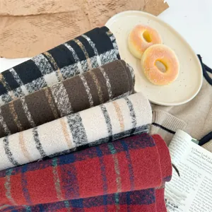 Vue détaillée de diverses écharpes d'hiver à carreaux doux avec une texture en cachemire.