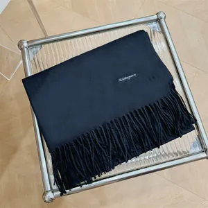 Detalle de bufanda de cachemira azul oscuro de alta calidad con textura suave y flecos