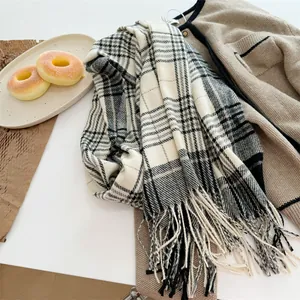 Warmer schwarz-weißer Karoschal mit Fransen, weiches Kaschmir-ähnliches Accessoire