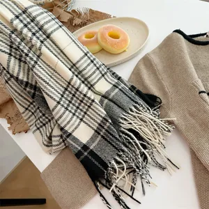 Hochwertiger weicher Schal mit Karomuster und Fransen in gemütlicher Strickoptik