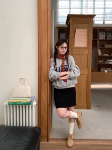 Modelo asiática luciendo una bufanda larga de punto a rayas rojas y naranjas estilo Y2K
