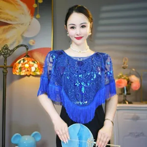Elegante scialle blu in rete con paillettes e nappe su modella per abito da festa