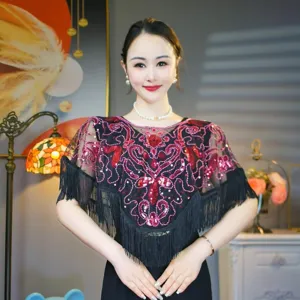 Primo piano dettagliato di un elegante scialle in rete con paillettes nere e frange da sera
