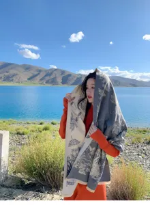 Elegantes Vintage-Schaltuch mit Schmetterlingsdruck für Damen in schöner Landschaft.