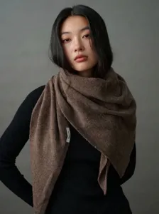 Detailaufnahme eines hochwertigen dreieckigen Schals aus 100 % Wolle für Damen im Herbst