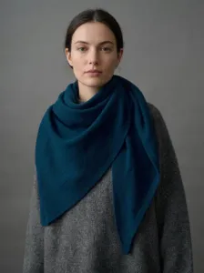 Hochwertiger petrolblauer Strickschal aus 100% Wolle für Damen getragen von Model