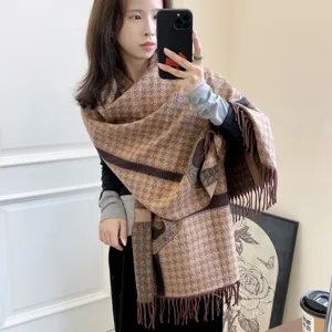 Dettaglio di sciarpa in finto cashmere pied-de-poule con motivo a camelia e frange