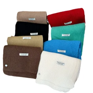 Warme gebreide sjaals van wolmix met decoratieve schelpknopen in diverse levendige kleuren