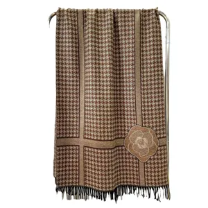 Sciarpa invernale elegante pied de poule effetto cashmere con camelia e nappe