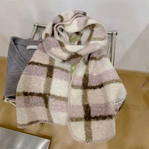 Sciarpa in lana a quadretti con morbida trama pelosa nei toni del rosa e beige.