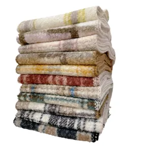 Pila di sciarpe in lana bouclé a quadri per donna, accessori di moda caldi per l'inverno