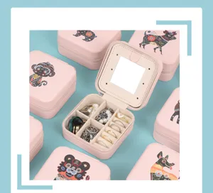 Dettaglio del portagioie rosa zodiaco portatile con specchio e fessure di stoccaggio interne.