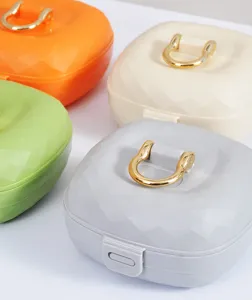 Vue détaillée de boîtes à bijoux portables multicolores avec poignées dorées et losanges